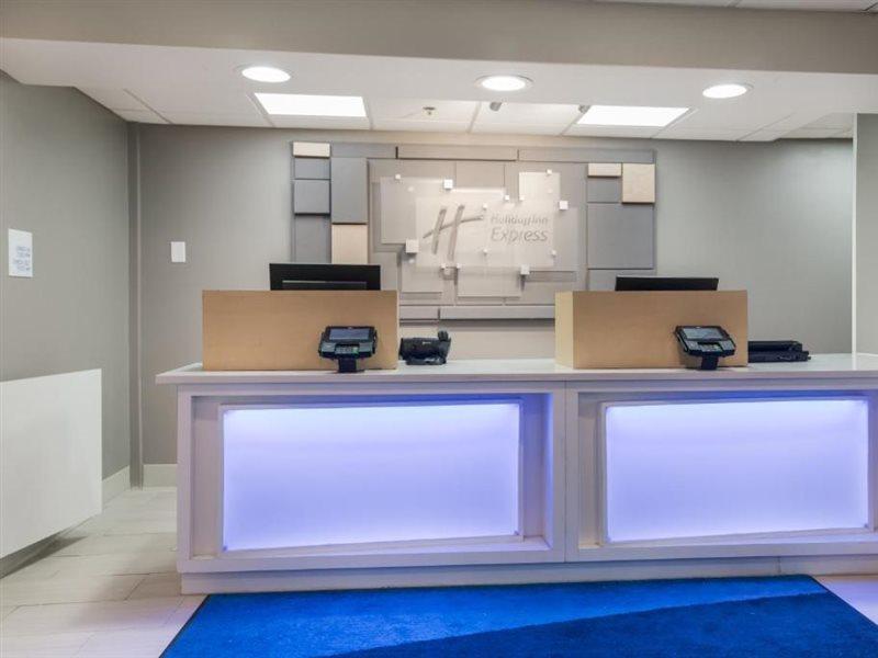 Holiday Inn Express - Plymouth By Ihg Exterior photo