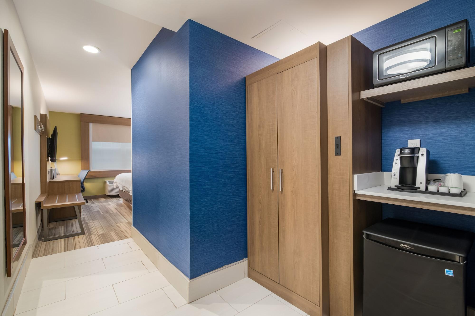 Holiday Inn Express - Plymouth By Ihg Exterior photo