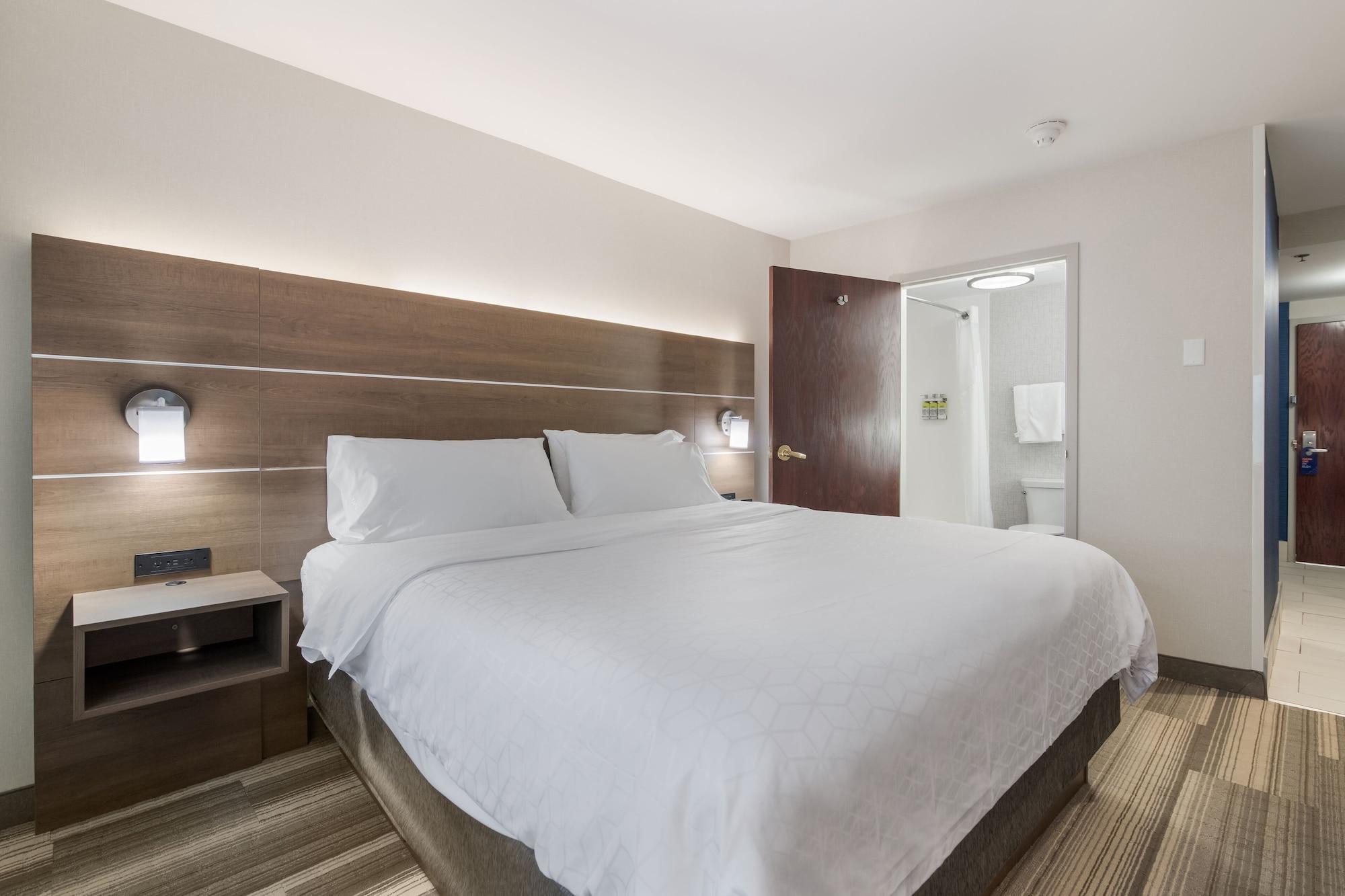 Holiday Inn Express - Plymouth By Ihg Exterior photo